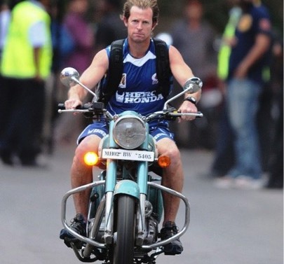 TrendMantra article111_7-405x377 Jonty Rhodes: The Dive For Greatness 