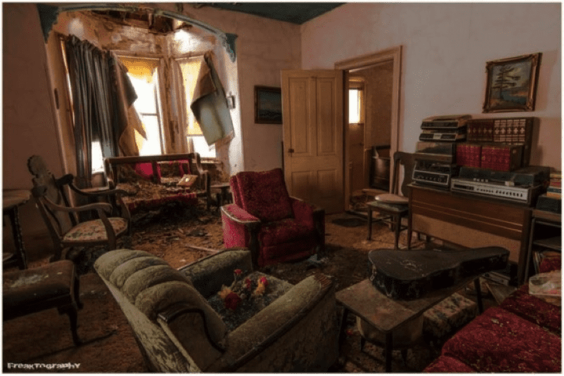 TrendMantra article_405_2 Creepy: Photographer Found Strange Things In This Abandoned House 