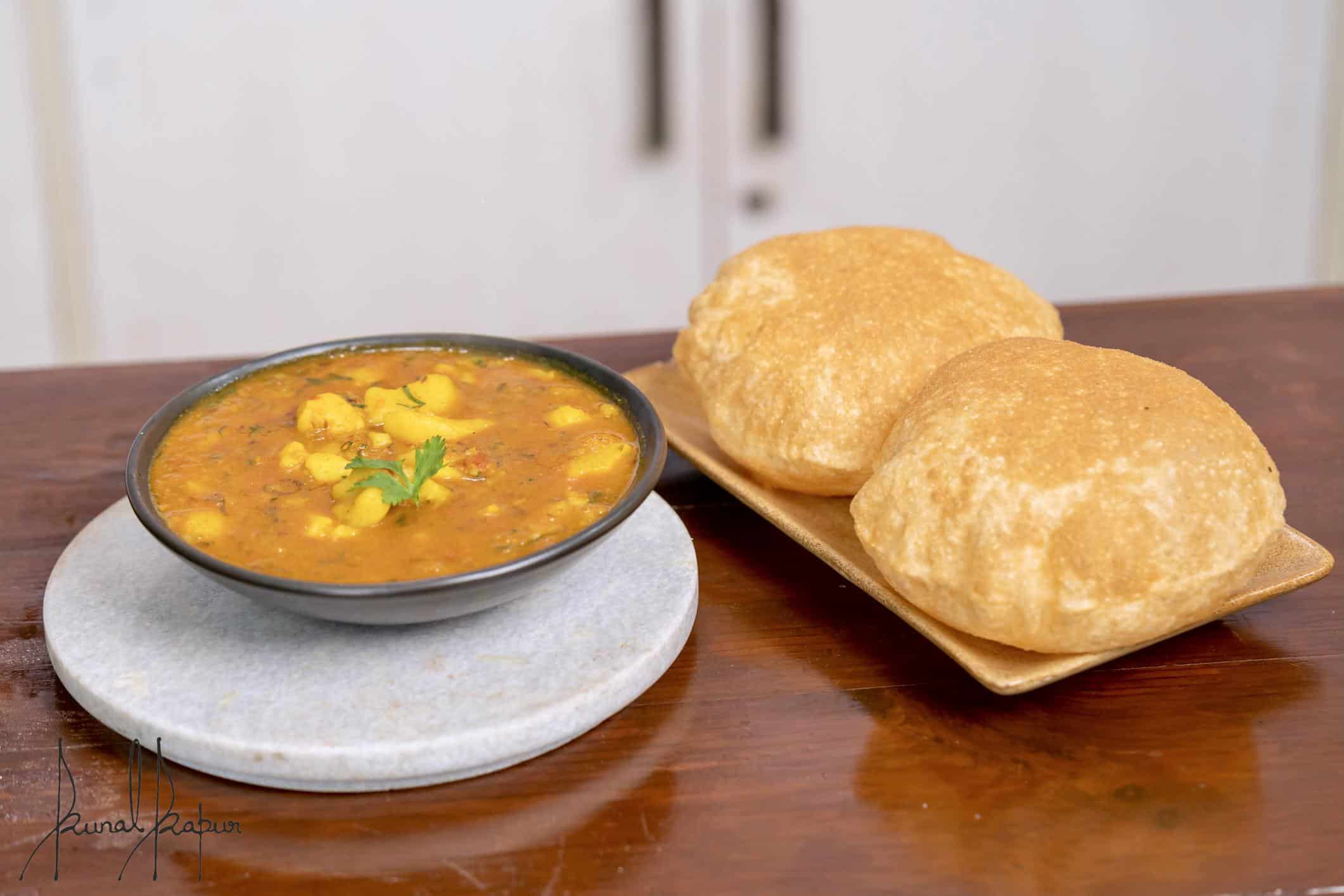 TrendMantra Aloo-Puri-Bhaji Complete List Of Popular Must Have Food Places In Delhi! This Needs To Be Saved & Shared 