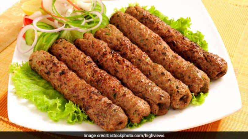 TrendMantra Chicken-Kebab-Pulao-Kebab-Pav-And-More-5-Delectable-Recipes-810x456-1 Complete List Of Popular Must Have Food Places In Delhi! This Needs To Be Saved & Shared  