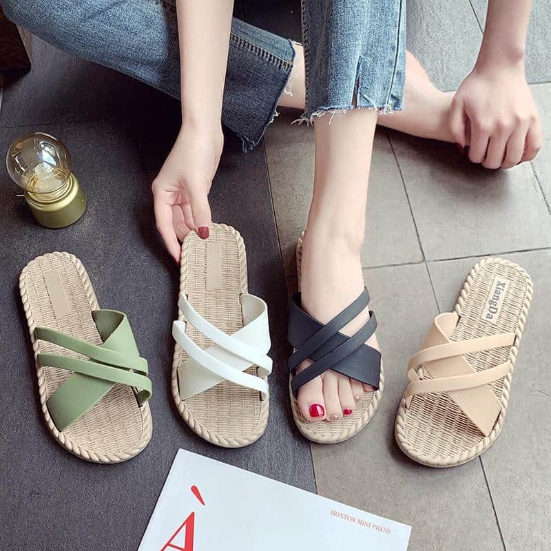 We Have Picked Comfortable Slippers To Add To Your Wardrobe This Summer!